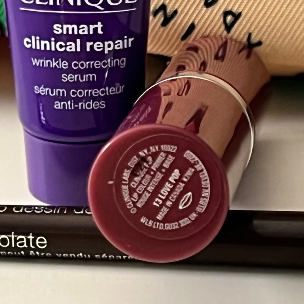⭐️Host Pick⭐️ Clinique bag with 3 products - Picture 6 of 7